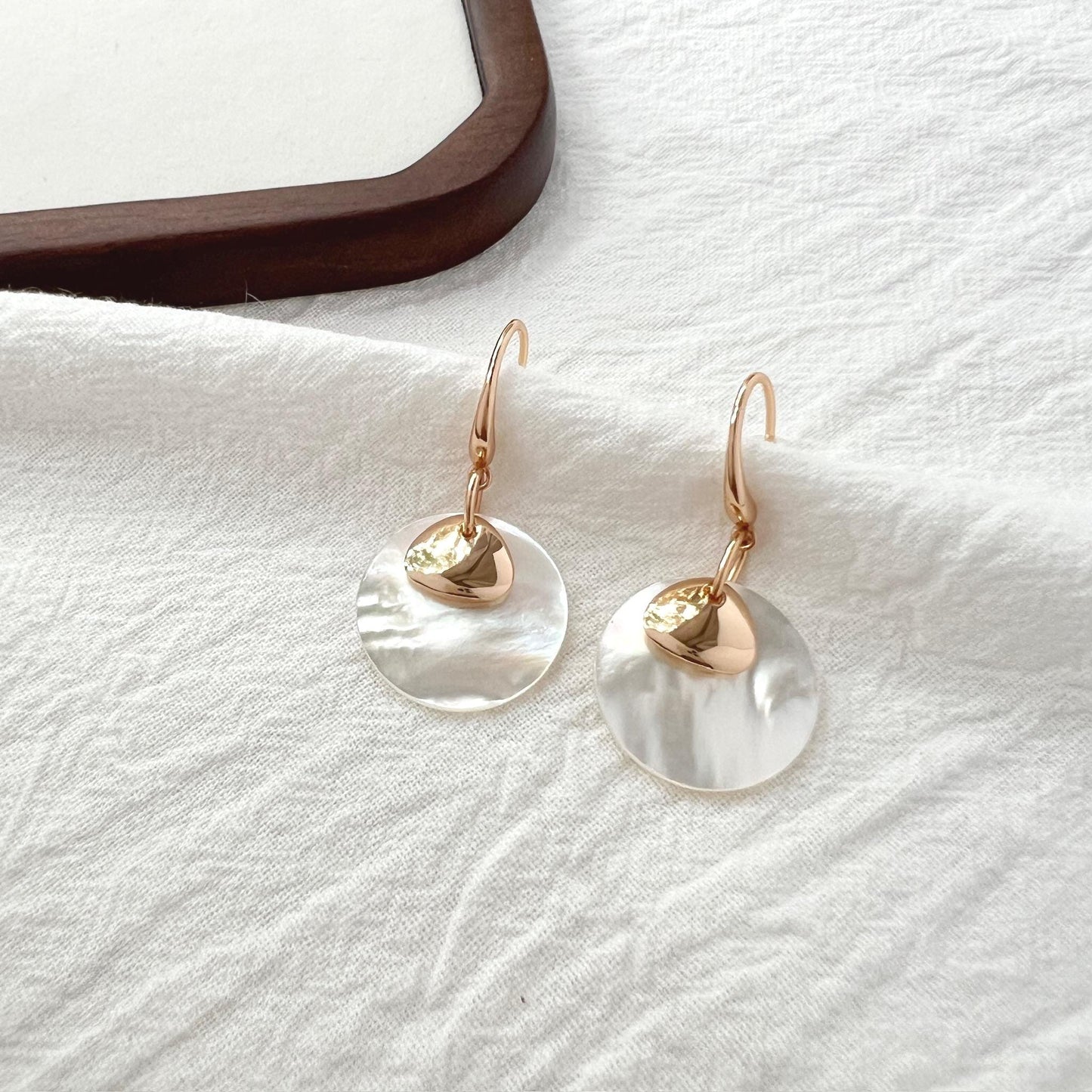 18K gold mother-of-pearl dangling earrings, front view