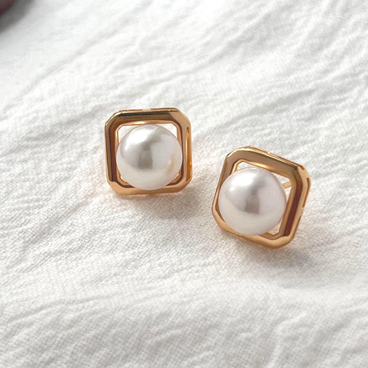 18K vintage gold natural freshwater pearl stud earrings, minimalist and hypoallergenic for everyday wear.