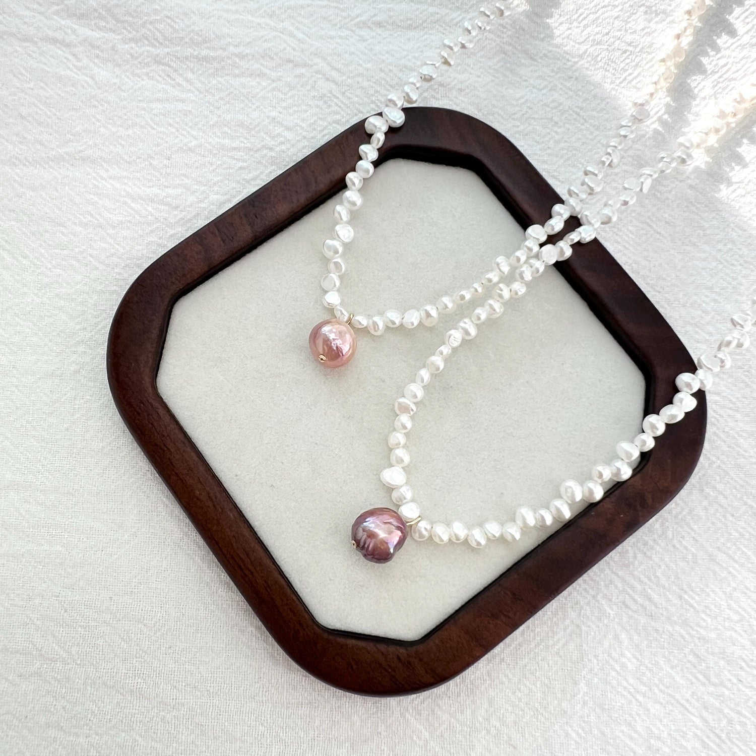 Handmade freshwater pearl necklace with colorful baroque pearl pendant and gold accents — elegant minimalist jewelry for brides or daily wear.