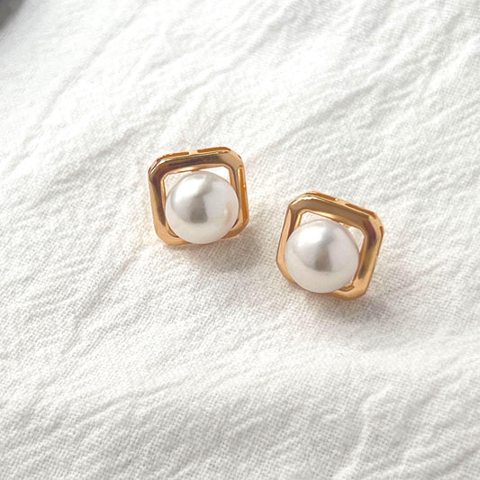 Vintage Gold Natural Freshwater Pearl Stud Earrings