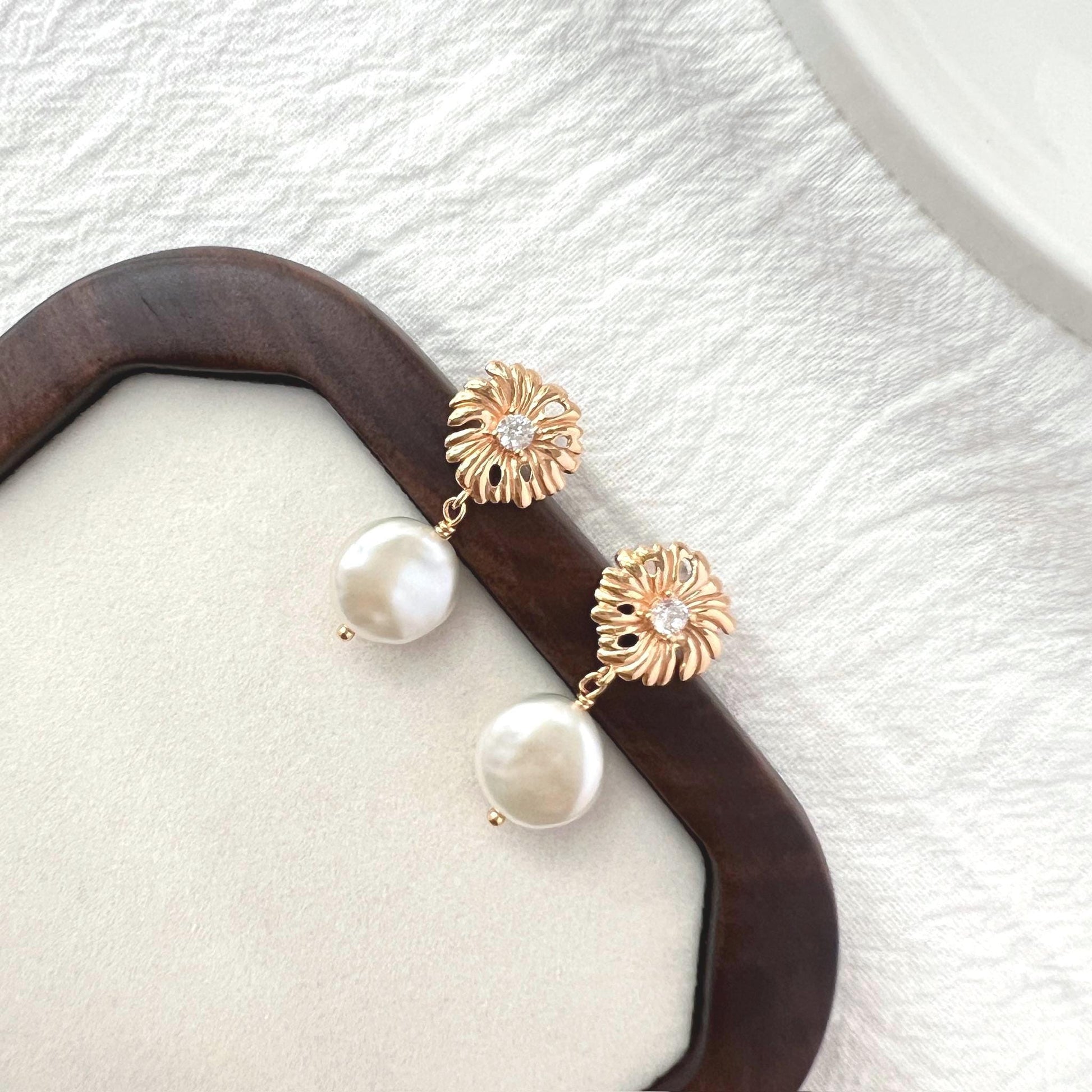 18K Gold Spring Summer Daisy Birth Flower Dangling Earrings,Dainty Baroque Coin Pearl Drop Earrings,Minimalist Everyday Jewelry,Gift For Her