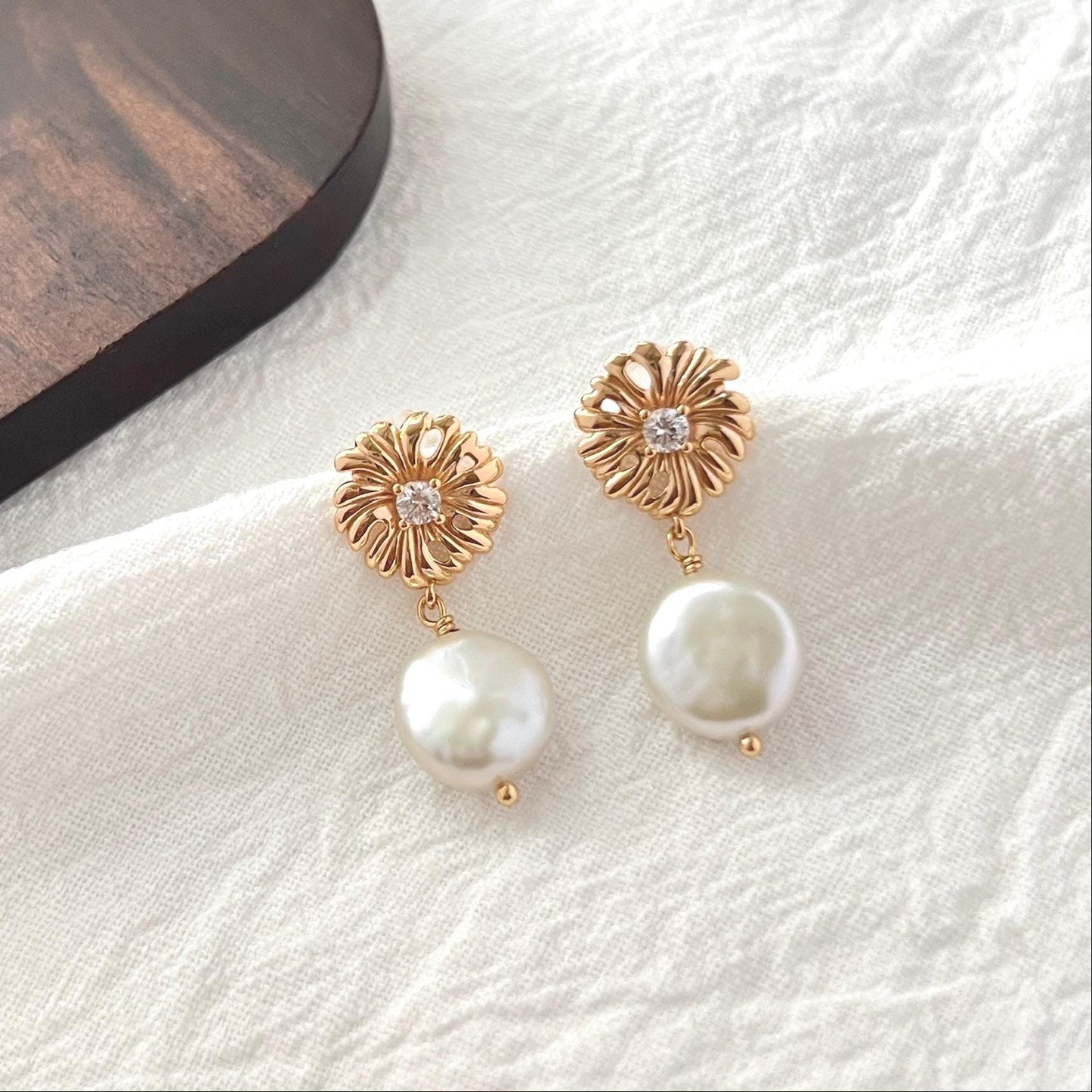 18K Gold Spring Summer Daisy Birth Flower Dangling Earrings,Dainty Baroque Coin Pearl Drop Earrings,Minimalist Everyday Jewelry,Gift For Her