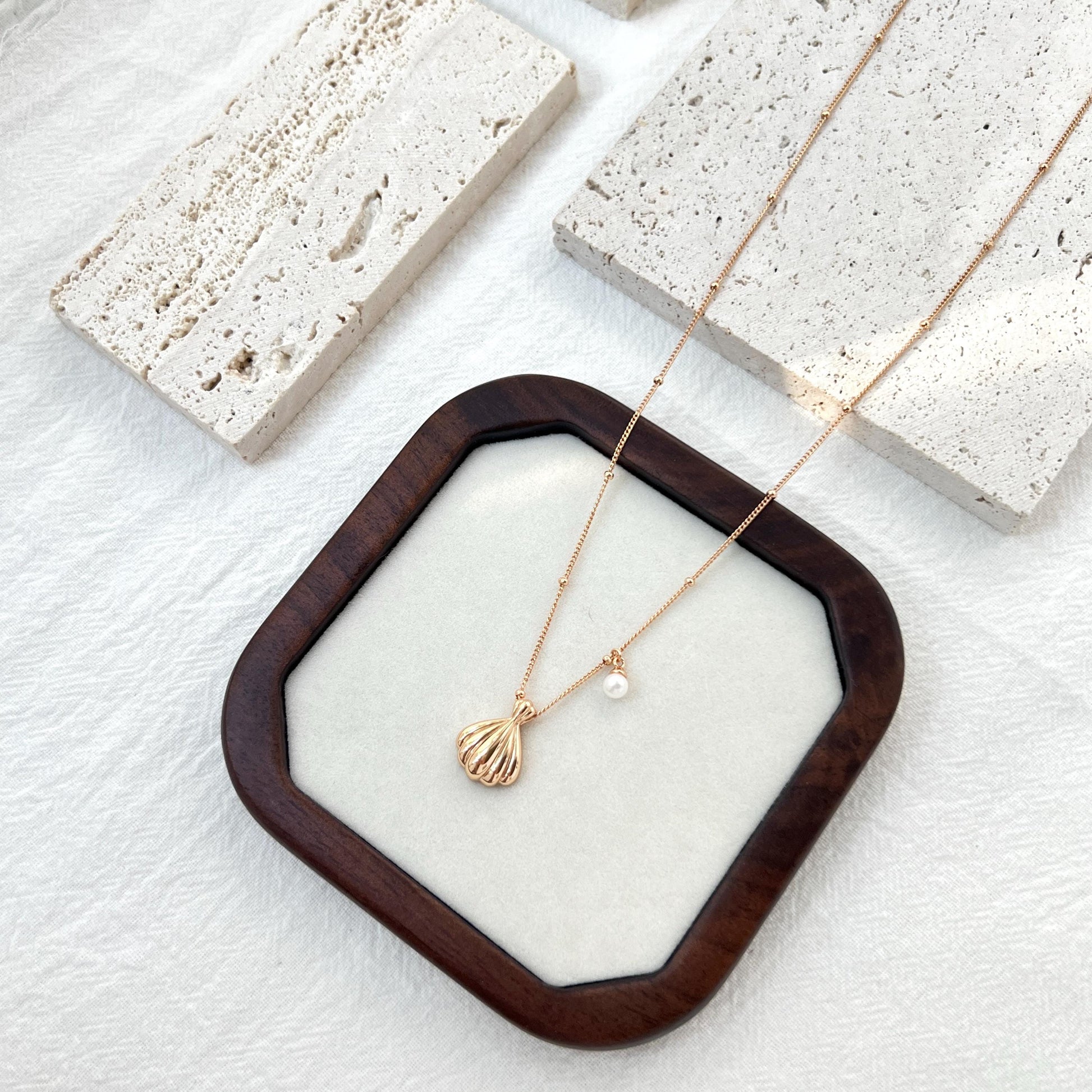 18K Gold Shell Freshwater Pearl Charm Necklace,Minimalist Shell Jewelry,Dainty Wedding Bridal Necklace,Bridesmaid Gift,Birthday Gift For Her