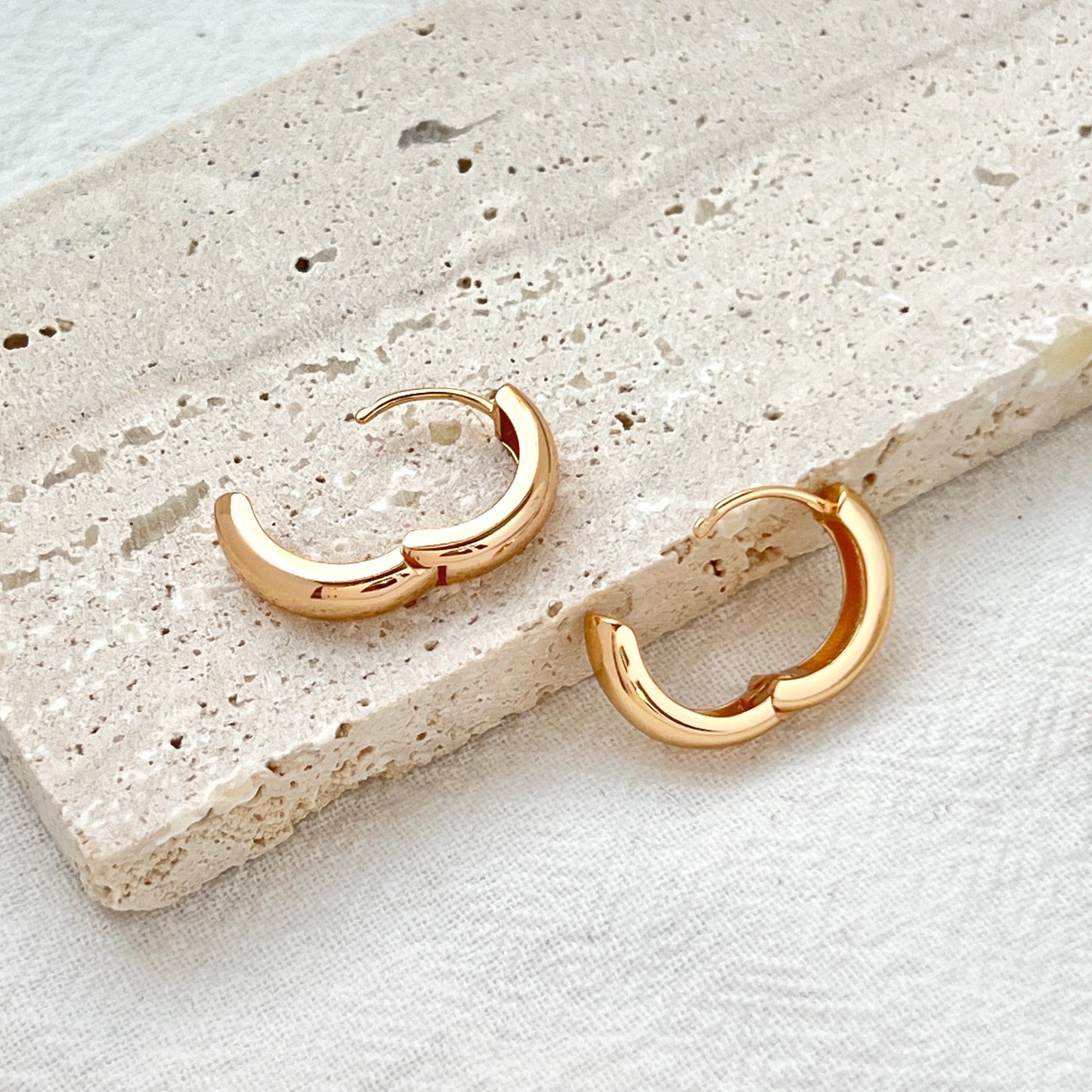 18K Gold Chunky Huggie Hoop Earrings,Small Thick Earrings Hoop,Minimalist Everyday Simple Hoops,Birthday Anniversary Dainty Gifts For Her