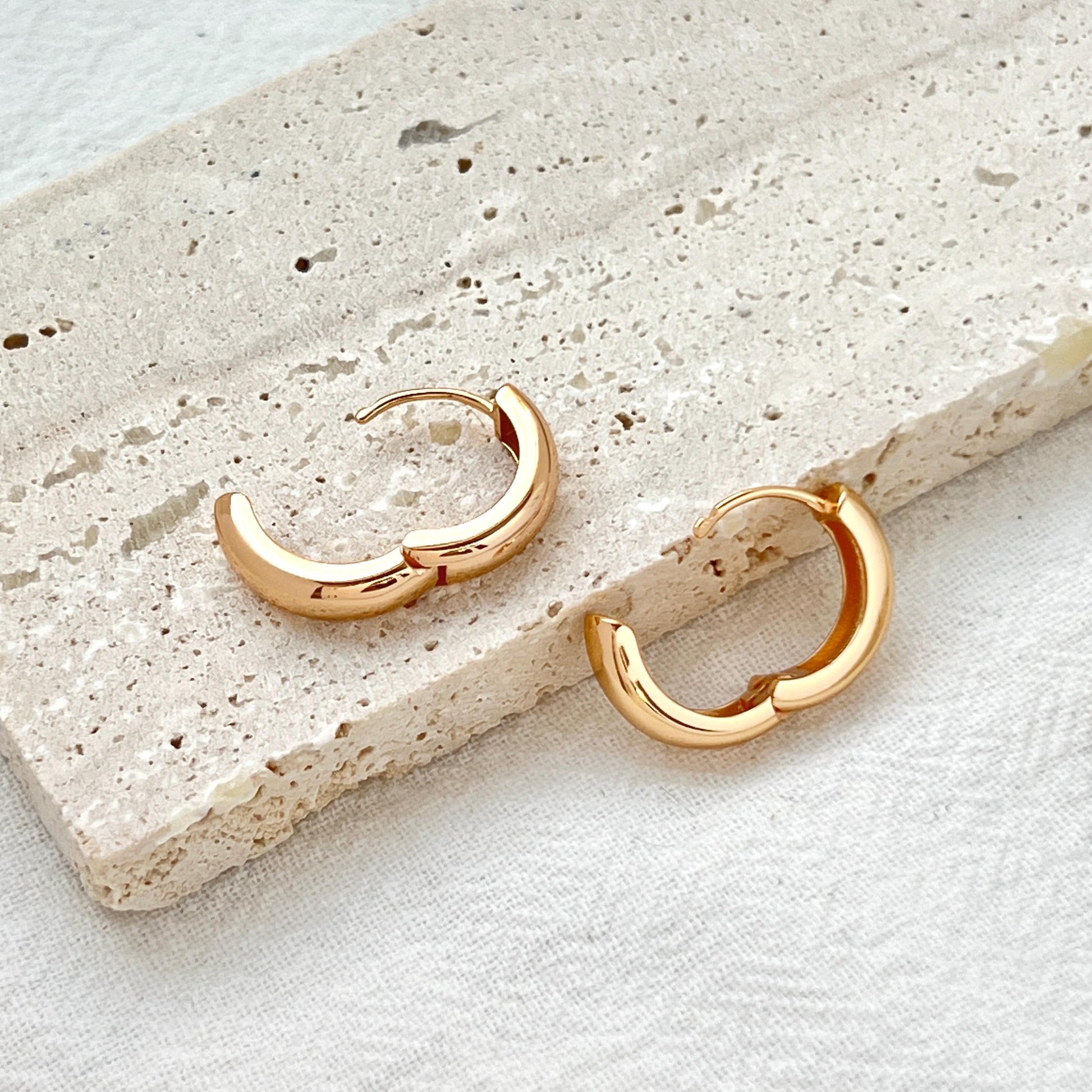 18K Gold Chunky Huggie Hoop Earrings,Small Thick Earrings Hoop,Minimalist Everyday Simple Hoops,Birthday Anniversary Dainty Gifts For Her
