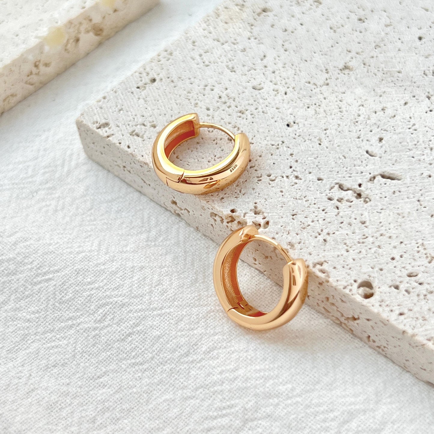18K Gold Chunky Huggie Hoop Earrings,Small Thick Earrings Hoop,Minimalist Everyday Simple Hoops,Birthday Anniversary Dainty Gifts For Her