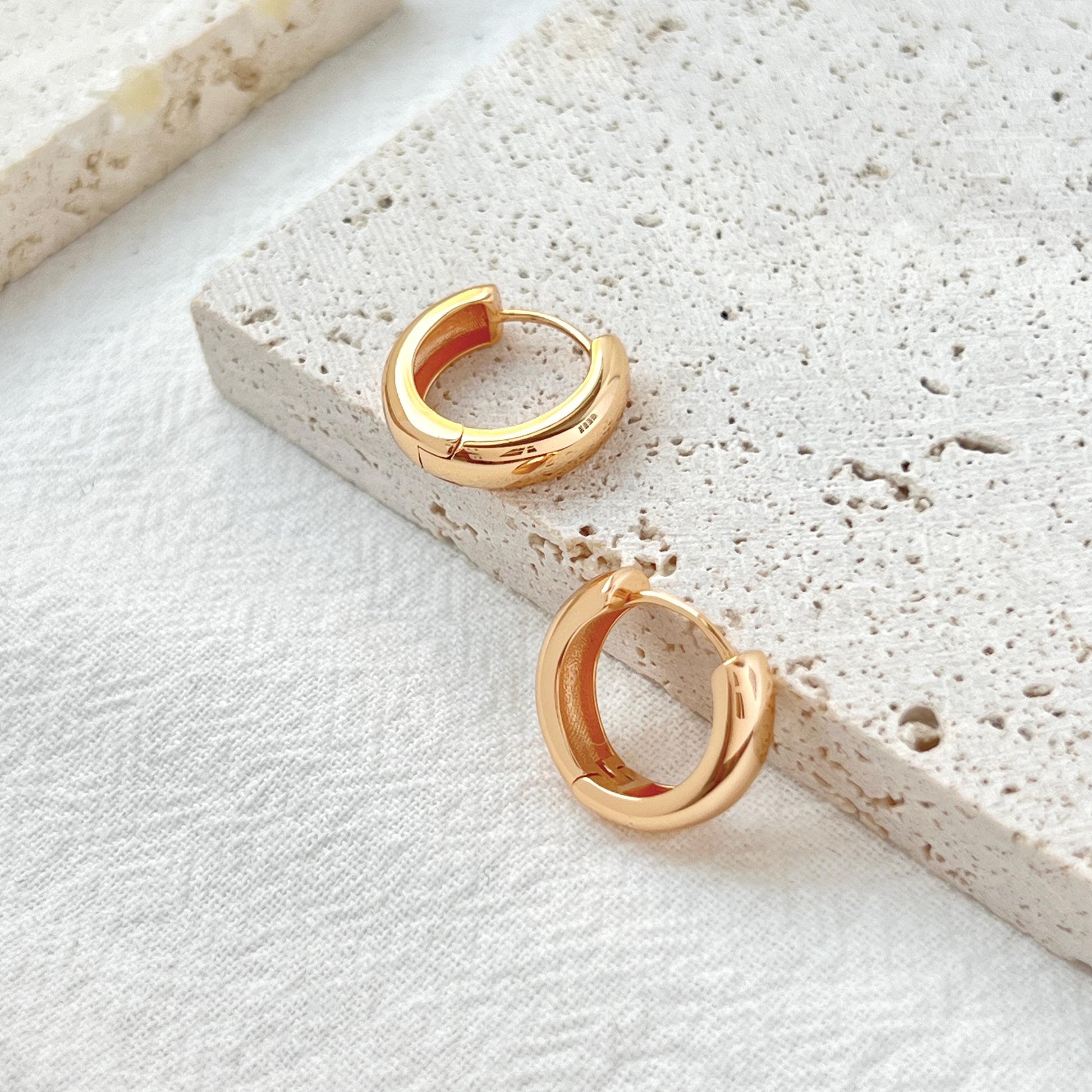 18K Gold Chunky Huggie Hoop Earrings,Small Thick Earrings Hoop,Minimalist Everyday Simple Hoops,Birthday Anniversary Dainty Gifts For Her