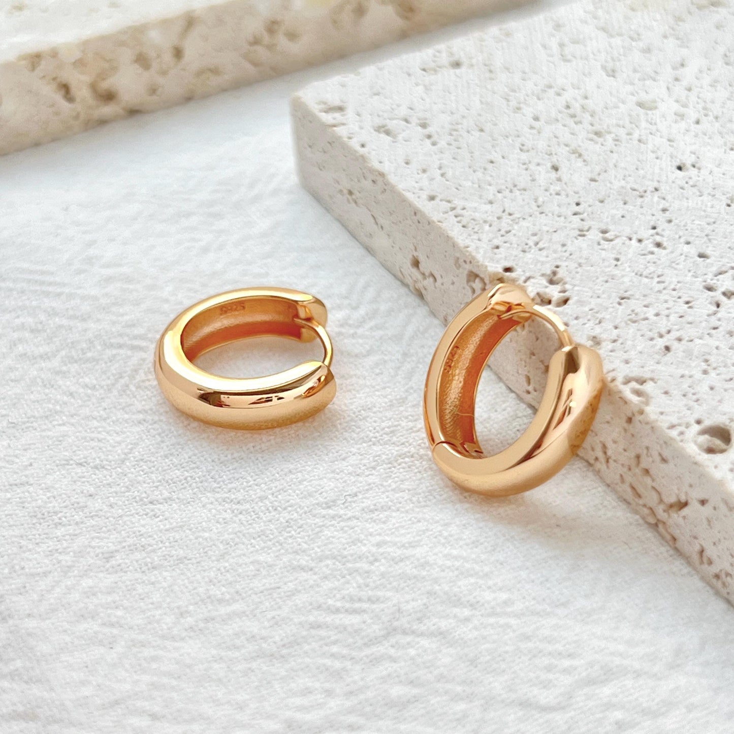 18K Gold Chunky Huggie Hoop Earrings,Small Thick Earrings Hoop,Minimalist Everyday Simple Hoops,Birthday Anniversary Dainty Gifts For Her