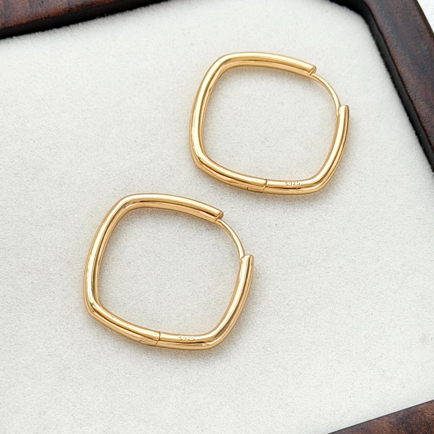 18k gold square hoop earrings minimalist geometric design versatile accessory
