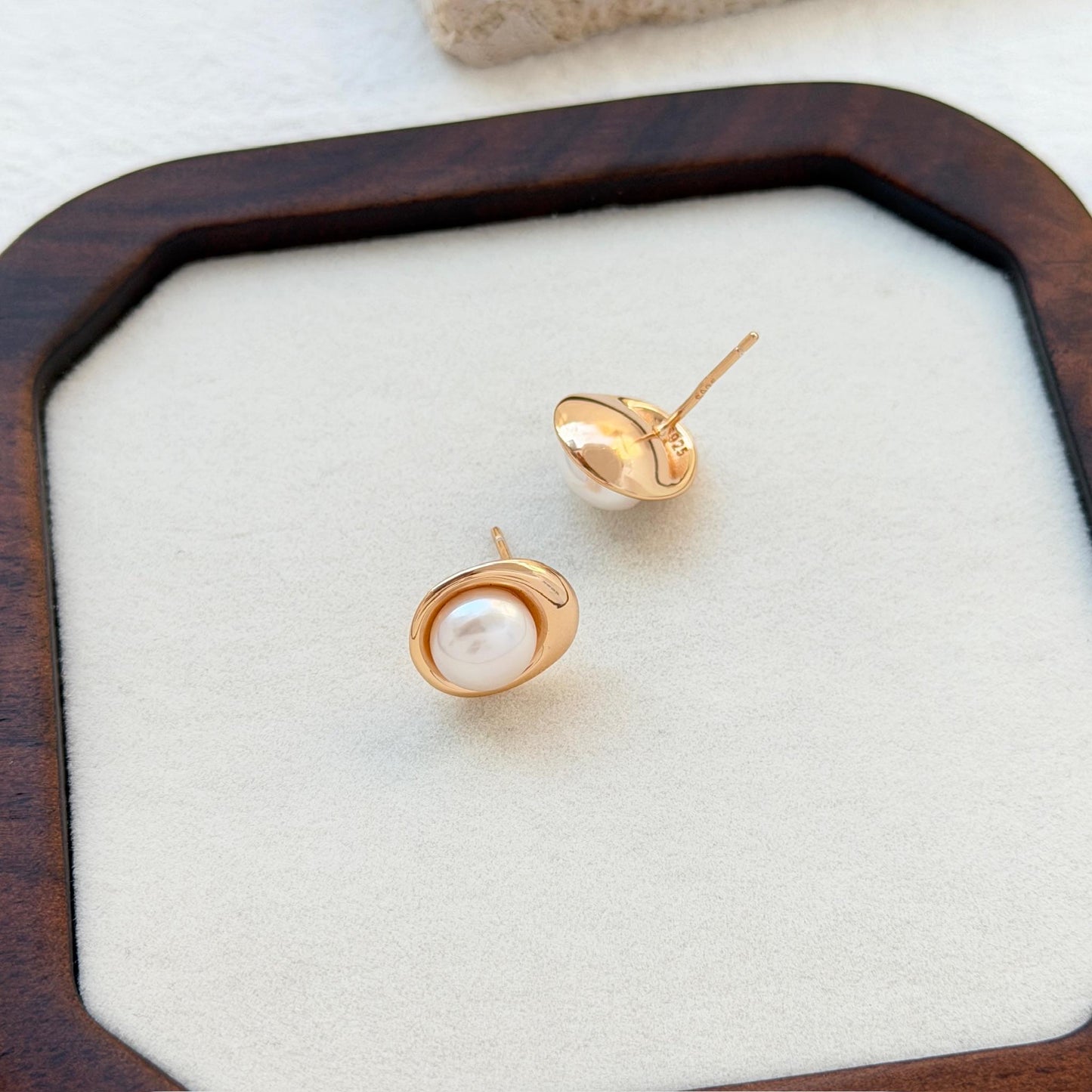 minimalist 18k gold pearl stud earrings vintage design elegant finish
