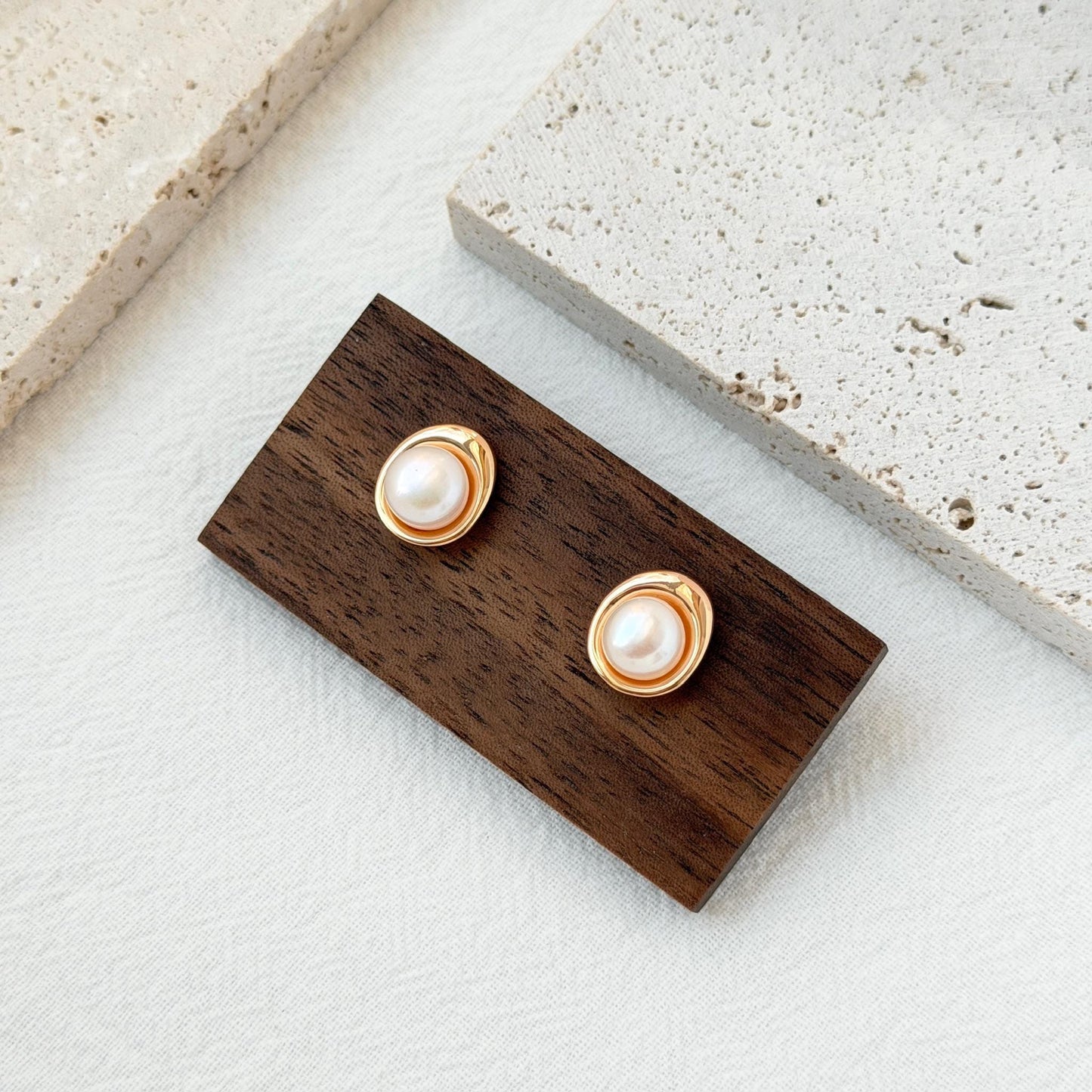 minimalist 18k gold pearl stud earrings vintage design elegant finish

