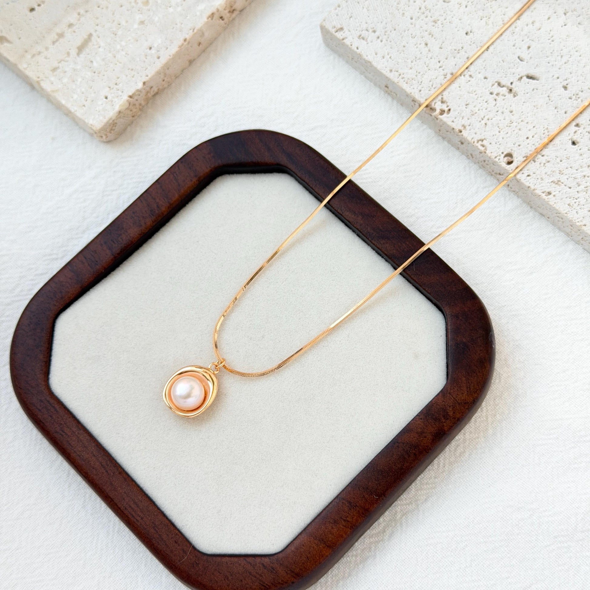 18k gold dainty freshwater pearl pendant necklace elegant minimal jewelry
