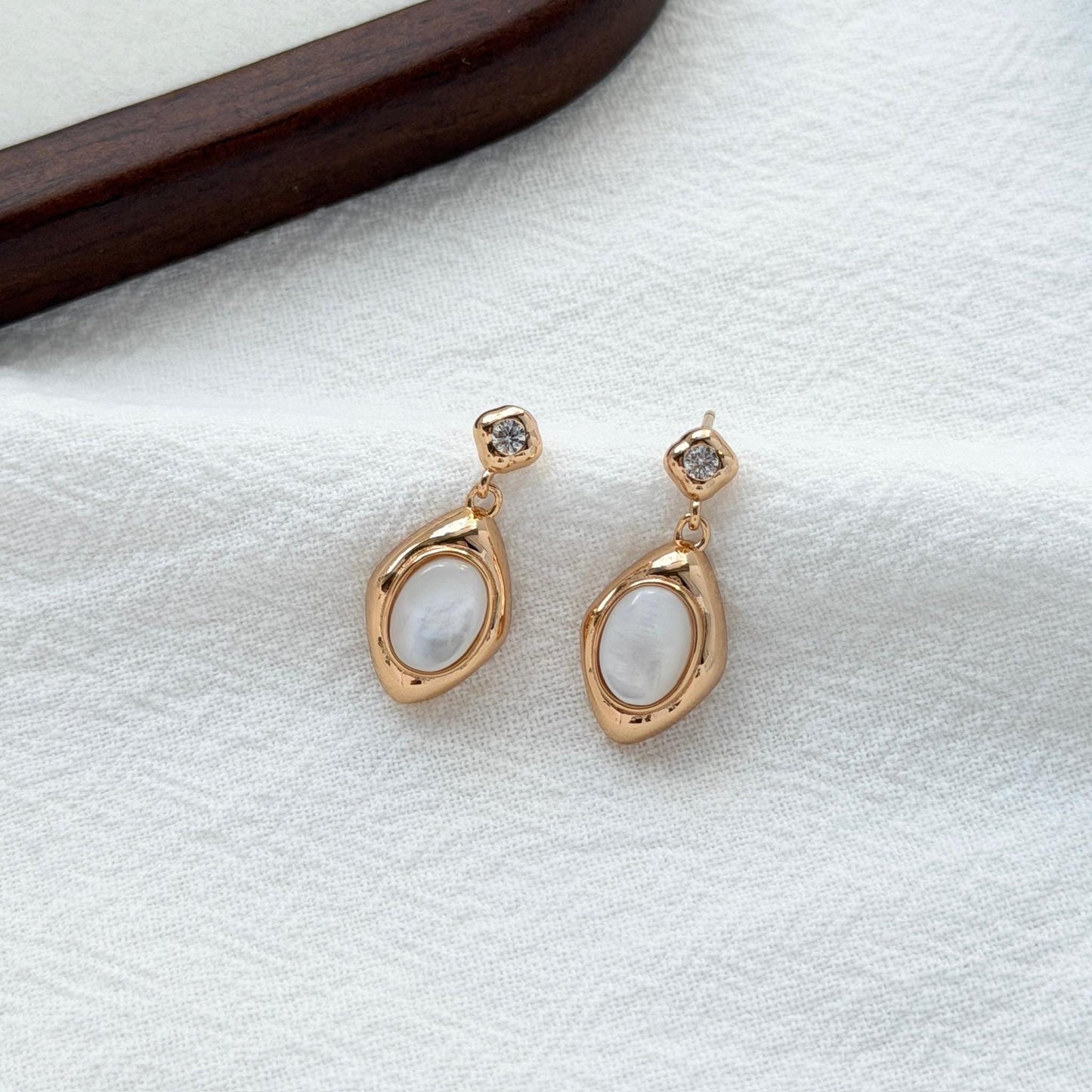 vintage gold oval shell earrings elegant mother of pearl dangle earrings lightweight minimalist jewelry for women