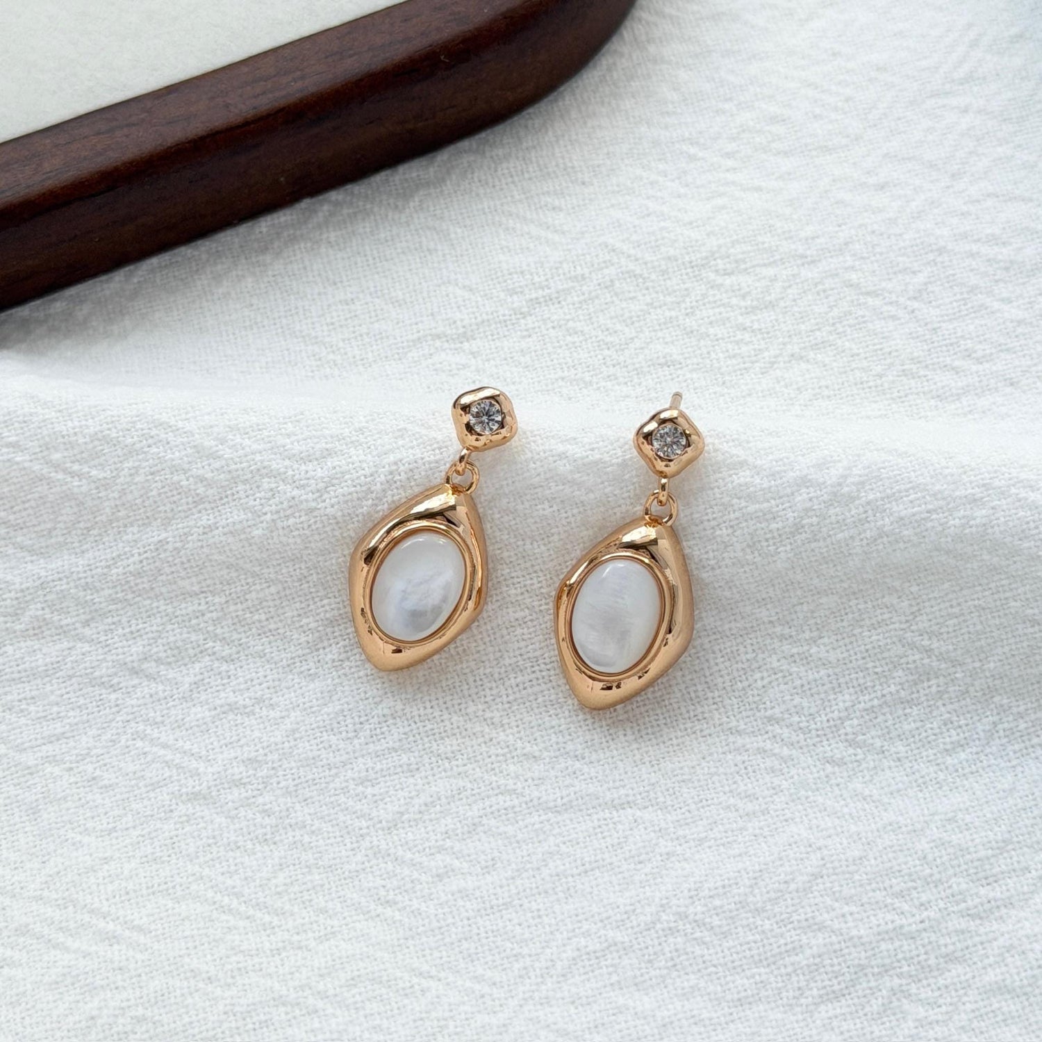 vintage gold oval shell earrings elegant mother of pearl dangle earrings lightweight minimalist jewelry for women