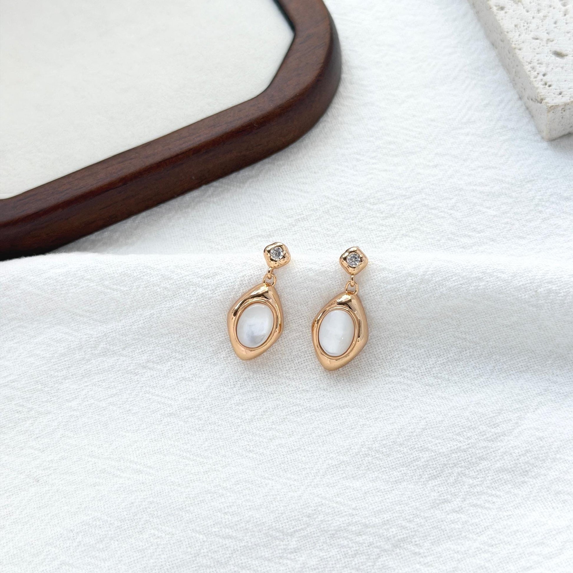 gold mother of pearl drop earrings vintage gold oval shell earrings dainty minimalist jewelry hypoallergenic sterling silver