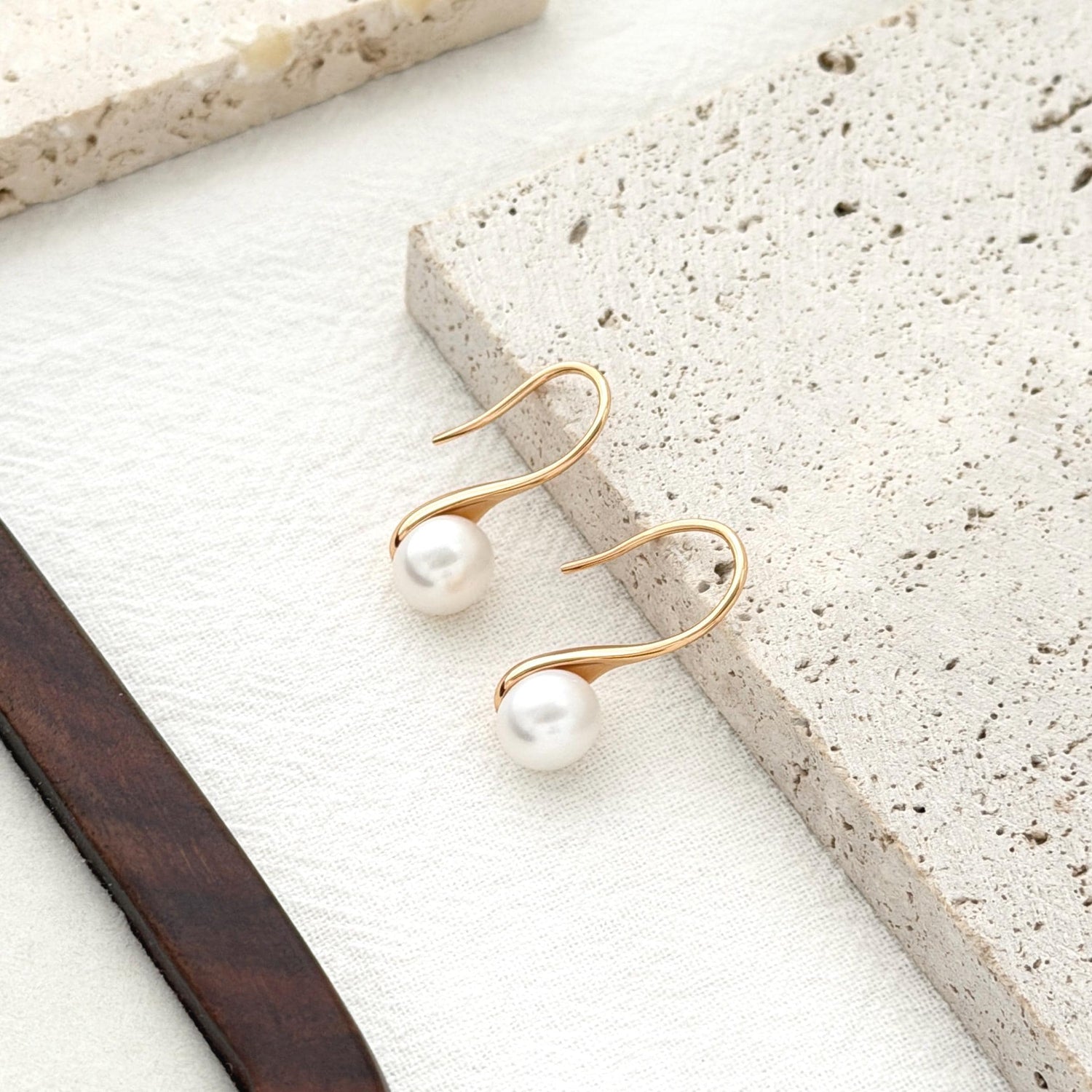 Dainty Pearl Hook Dangle Earrings, Curved Gold Pearl Drops, Minimal Freshwater Pearl Earrings, Elegant Modern Bridal Jewelry, Gift for Her