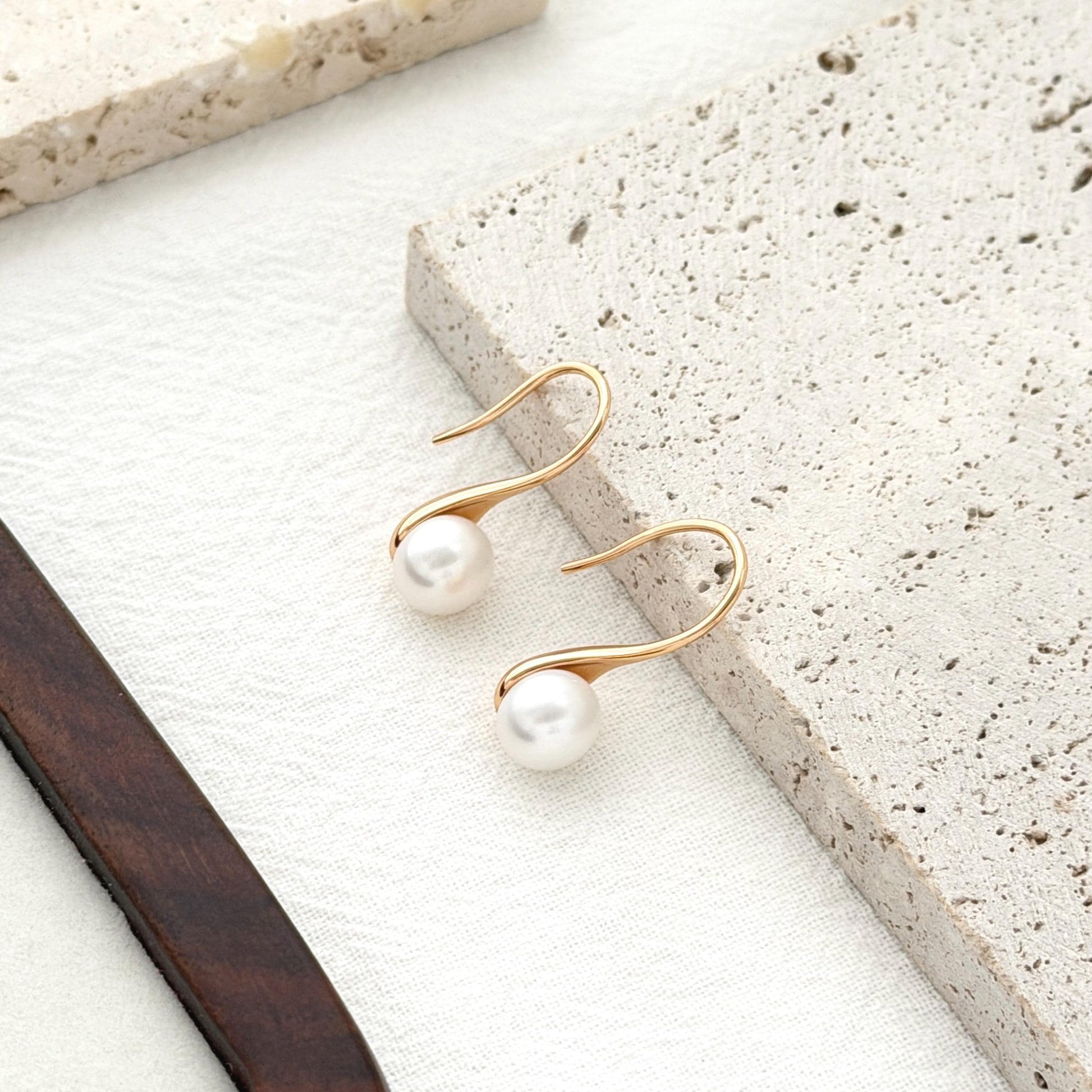 Dainty Pearl Hook Dangle Earrings, Curved Gold Pearl Drops, Minimal Freshwater Pearl Earrings, Elegant Modern Bridal Jewelry, Gift for Her