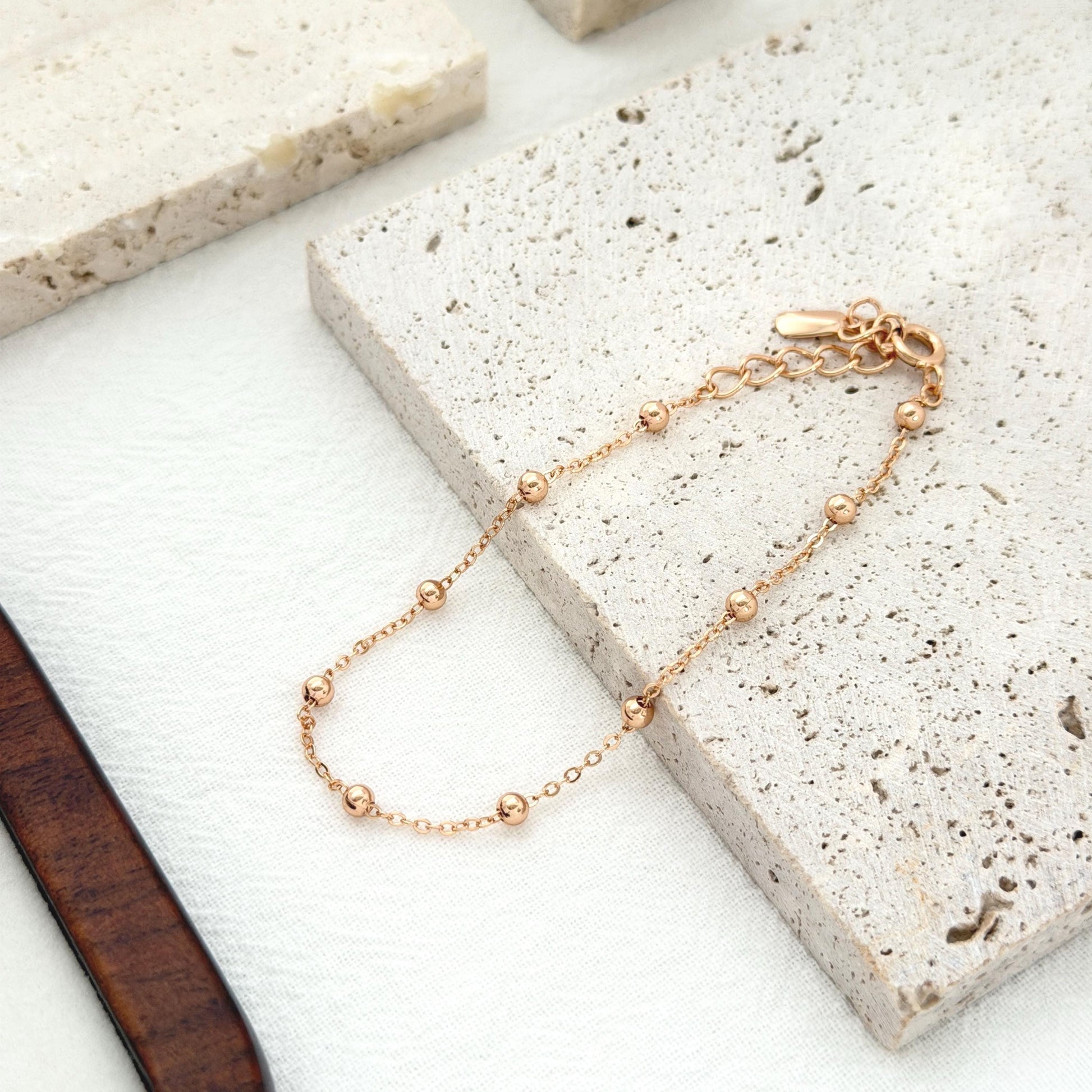 Minimal gold layering bracelet with tiny bead details and elegant everyday style