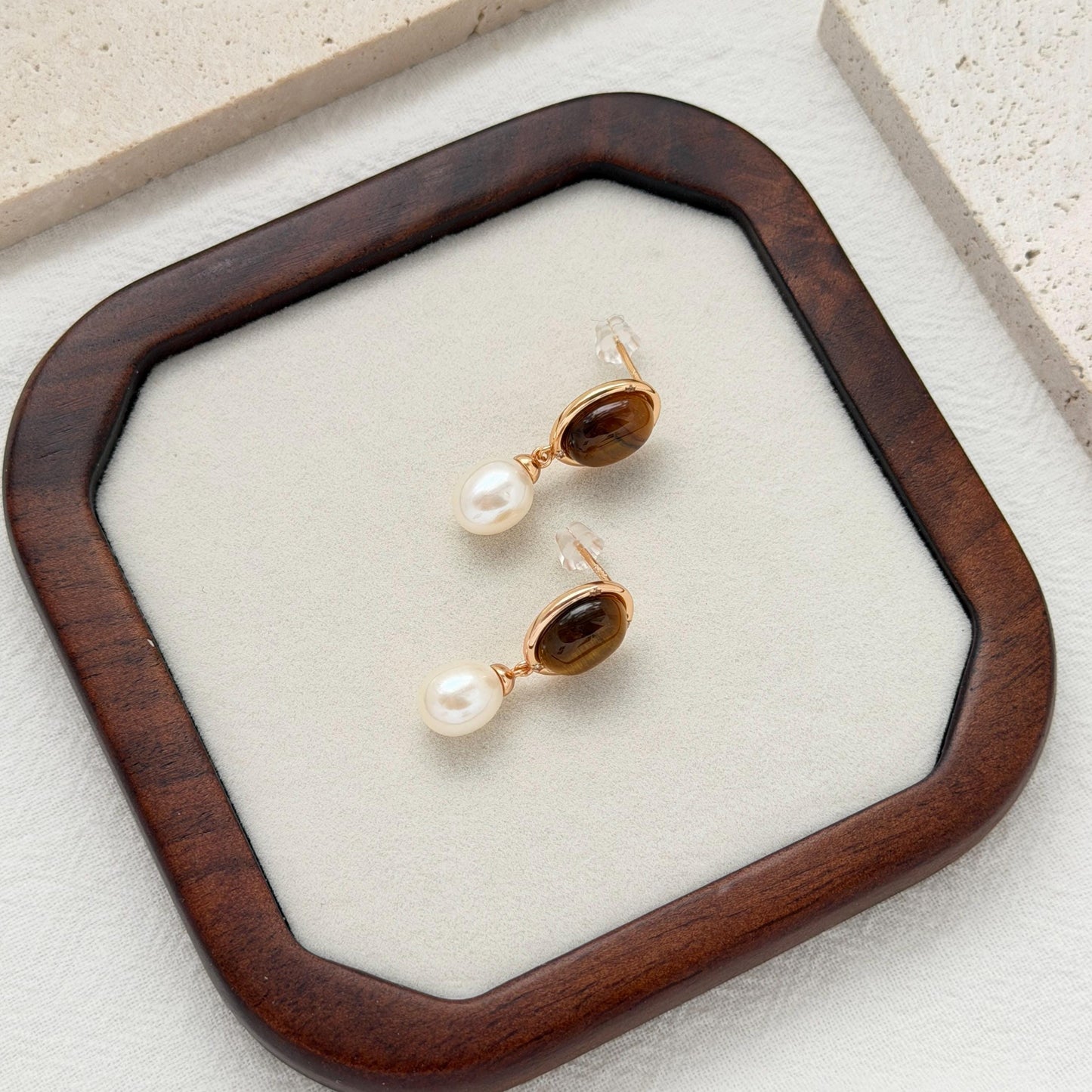Tiger’s eye and freshwater pearl earrings with warm earthy tones and elegant gold details.