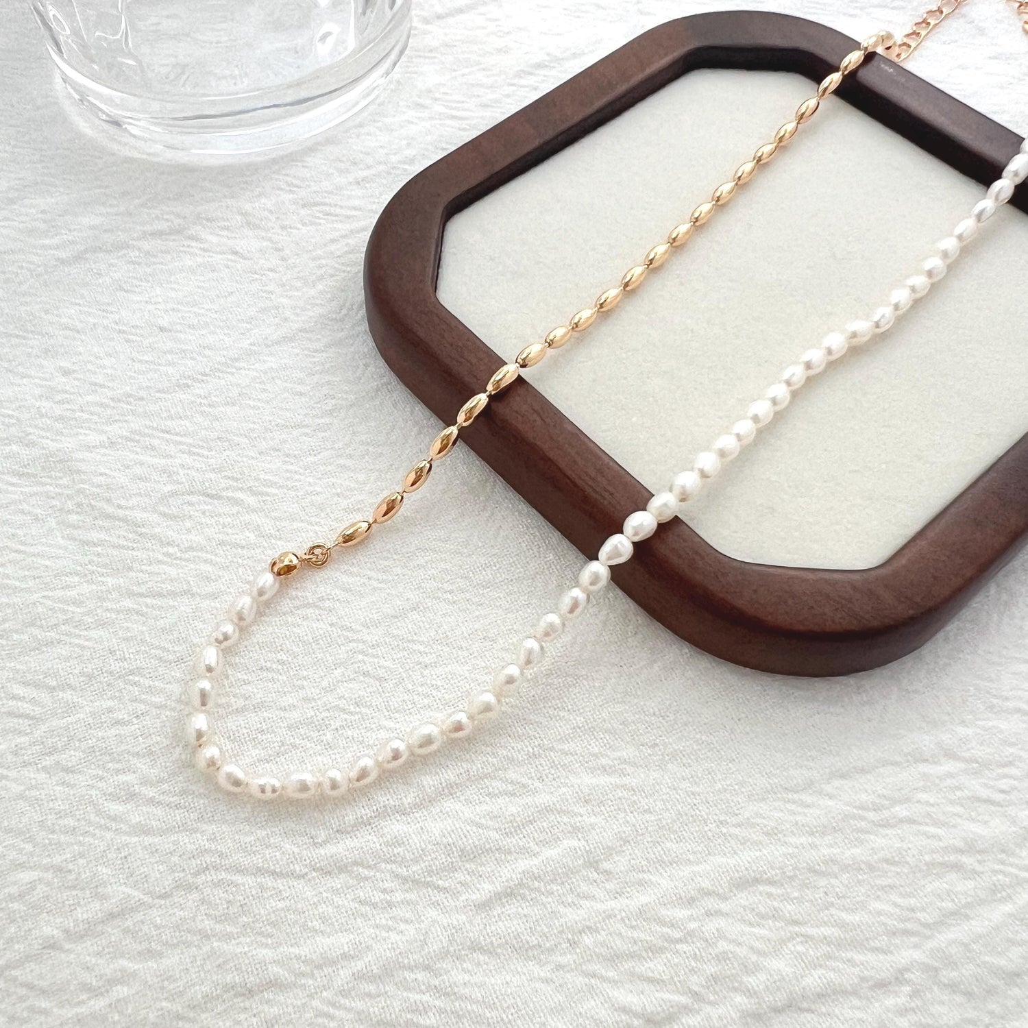Two-tone baroque pearl and gold beaded choker necklace, minimalist wedding jewelry for brides and bridesmaids.