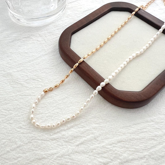 Two-tone baroque pearl and gold beaded choker necklace, minimalist wedding jewelry for brides and bridesmaids.